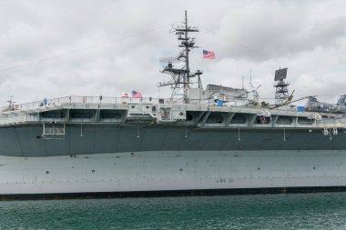 Uss Midway Müzesi, San Diego, Kaliforniya'da Navy Pier'de bulunan tarihi deniz uçak gemisi müzesi. Uçak gemisi Midway. Gemi, geniş bir uçak koleksiyonuna ev sahipliği yapmaktadır.. 