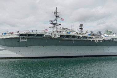 Uss Midway Müzesi, San Diego, Kaliforniya'da Navy Pier'de bulunan tarihi deniz uçak gemisi müzesi. Uçak gemisi Midway. Gemi, geniş bir uçak koleksiyonuna ev sahipliği yapmaktadır.. 