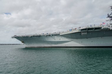 Uss Midway Müzesi, San Diego, Kaliforniya'da Navy Pier'de bulunan tarihi deniz uçak gemisi müzesi. Uçak gemisi Midway. Gemi, geniş bir uçak koleksiyonuna ev sahipliği yapmaktadır.. 