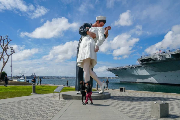 Öpüşme denizci heykeli, San Diego Limanı. Ayrıca Koşulsuz Teslim olarak bilinen bir denizci ve bir hemşire ikinci dünya savaşının sonunu kutlayan arasında ünlü kucaklama yeniden oluşturur. 