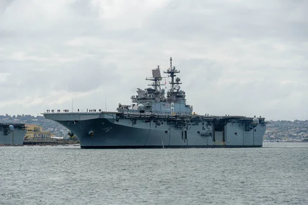 San Diego Körfezi'nden ayrılan nükleer uçak gemisi. Uss Midway San Diego limanında.