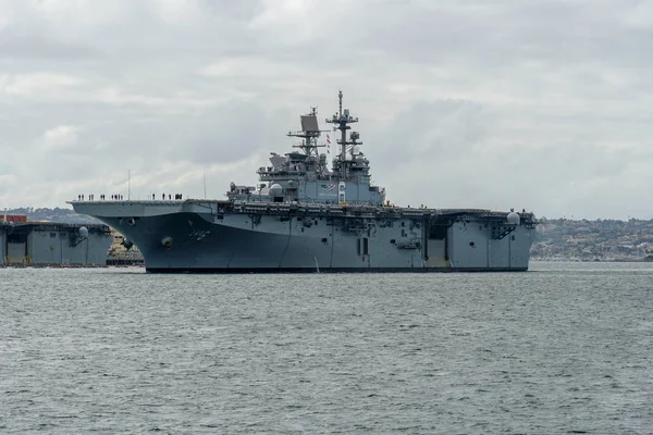 San Diego Körfezi'nden ayrılan nükleer uçak gemisi. Uss Midway San Diego limanında.