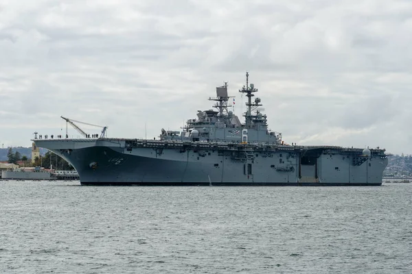 San Diego Körfezi'nden ayrılan nükleer uçak gemisi. Uss Midway San Diego limanında.