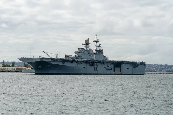 San Diego Körfezi'nden ayrılan nükleer uçak gemisi. Uss Midway San Diego limanında.