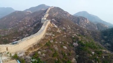 Çin hava görünümünü soğuk sabah sisli gün boyunca. Ünlü dönüm noktası Çin Seddi ve Badaling Beijing yanında bulunan dağlar.