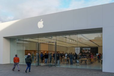 Apple Perakende mağaza iPhone, iPad ve sleekly tasarlanmış alanlarda daha fazla satış. Westfield UTC 'de yer almaktadır. mağaza dışında geçerek yayalar ile. La Jolla mı? San Diego, Kaliforniya, ABD. 03/22/2019