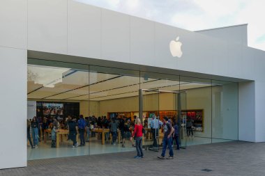 Apple Perakende mağaza iPhone, iPad ve sleekly tasarlanmış alanlarda daha fazla satış. Westfield UTC 'de yer almaktadır. mağaza dışında geçerek yayalar ile. La Jolla mı? San Diego, Kaliforniya, ABD. 03/22/2019