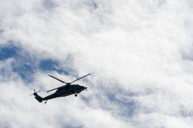 Siluet ordu helikopter güzel bir gökyüzü arka plan üzerinde gezinen. Santa Monica'da rutin bir gözetleme görevinde helikopter. Los Angeles, Kaliforniya, Amerika Birleşik Devletleri. 