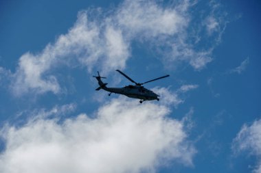 Siluet ordu helikopter güzel bir gökyüzü arka plan üzerinde gezinen. Santa Monica'da rutin bir gözetleme görevinde helikopter. Los Angeles, Kaliforniya, Amerika Birleşik Devletleri. 