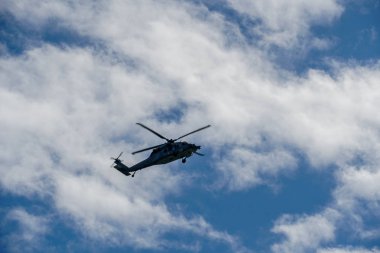 Siluet ordu helikopter güzel bir gökyüzü arka plan üzerinde gezinen. Santa Monica'da rutin bir gözetleme görevinde helikopter. Los Angeles, Kaliforniya, Amerika Birleşik Devletleri. 
