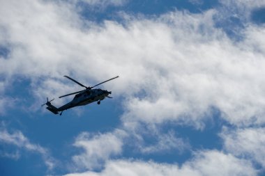 Siluet ordu helikopter güzel bir gökyüzü arka plan üzerinde gezinen. Santa Monica'da rutin bir gözetleme görevinde helikopter. Los Angeles, Kaliforniya, Amerika Birleşik Devletleri. 