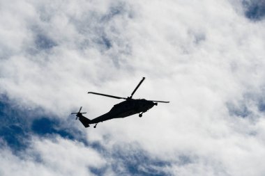 Siluet ordu helikopter güzel bir gökyüzü arka plan üzerinde gezinen. Santa Monica'da rutin bir gözetleme görevinde helikopter. Los Angeles, Kaliforniya, Amerika Birleşik Devletleri. 