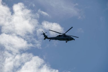 Siluet ordu helikopter güzel bir gökyüzü arka plan üzerinde gezinen. Santa Monica'da rutin bir gözetleme görevinde helikopter. Los Angeles, Kaliforniya, Amerika Birleşik Devletleri. 