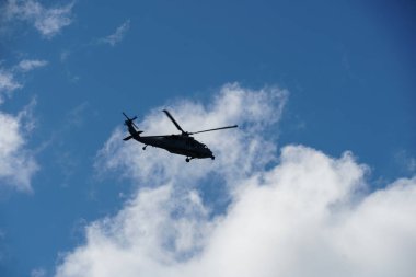 Siluet ordu helikopter güzel bir gökyüzü arka plan üzerinde gezinen. Santa Monica'da rutin bir gözetleme görevinde helikopter. Los Angeles, Kaliforniya, Amerika Birleşik Devletleri. 