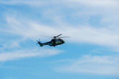 Şerif helikopter güzel bir gökyüzü arka planda hovering. Santa Monica 'da düzenli bir gözetim görevi için Şerif Departmanı helikopteri. Los Angeles, Kaliforniya, ABD.