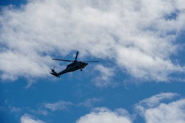 Siluet ordu helikopter güzel bir gökyüzü arka plan üzerinde gezinen. Santa Monica'da rutin bir gözetleme görevinde helikopter. Los Angeles, Kaliforniya, Amerika Birleşik Devletleri. 