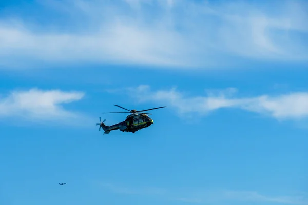 Sheriff Helicopter Hovering Beautiful Sky Background Sheriff Department Helicopter Routine — Stock Photo, Image