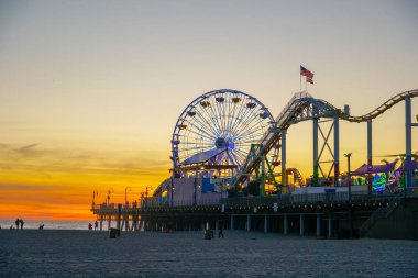 Pasifik Parkı 'nda gün batımı zamanı. Santa Monica Iskelesi 'nde aile eğlence parkı. Los Angeles, Kaliforniya, ABD. Oceanfront eğlence parkı. Ünlü turistik.