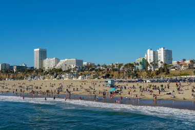 Santa Monica Beach & Pasifik Okyanusu, Los Angeles, Kaliforniya, ABD. Mavi yaz günü sırasında plaj ve okyanus zevk insanlar. 