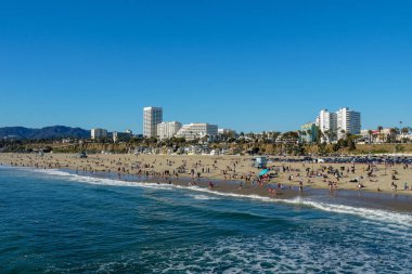 Santa Monica Beach & Pasifik Okyanusu, Los Angeles, Kaliforniya, ABD. Mavi yaz günü sırasında plaj ve okyanus zevk insanlar. 