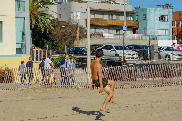 Man Walking Barefoot Slack Line Santa Monica Beach Man Walking — Stock Photo, Image