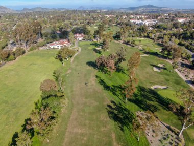 Güzel bir zengin yeşil Golf Sahası havadan görünümü sonraki vadi. San Diego, Kaliforniya. Abd.