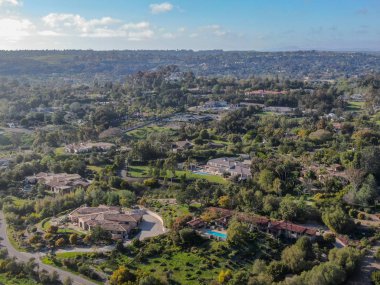 Orman ve dağ Vadisi ile çevrili yüzme havuzu ile lüks villalar ile zengin kırsal bölgenin havadan görünümü. Çiftlik Santa Fe. San Diego, Kaliforniya, ABD
