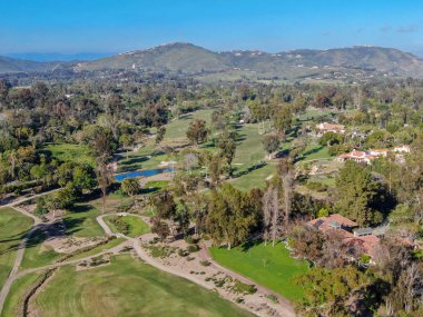 Güzel bir zengin yeşil Golf Sahası havadan görünümü sonraki vadi. San Diego, Kaliforniya. Abd.