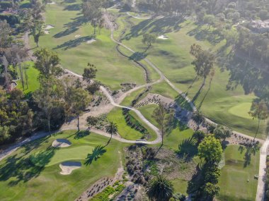 Güzel bir zengin yeşil Golf Sahası havadan görünümü sonraki vadi. San Diego, Kaliforniya. Abd.
