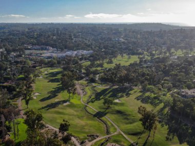 Güzel bir zengin yeşil Golf Sahası havadan görünümü sonraki vadi. San Diego, Kaliforniya. Abd.