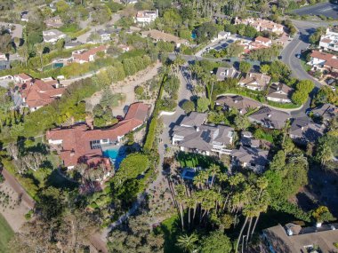 Orman ve dağ Vadisi ile çevrili yüzme havuzu ile lüks villalar ile zengin kırsal bölgenin havadan görünümü. Çiftlik Santa Fe. San Diego, Kaliforniya, ABD