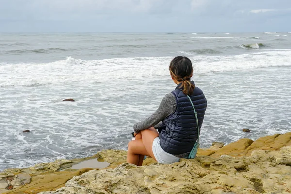 Jovem Mulher Asiática Sentada Penhasco Olhando Para Longe Mar Menina — Fotografia de Stock