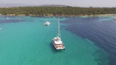 Fransa'nın güneyinde, mavi okyanusta Katamaran teknesinin havadan görünümü. Lüks seyahat hedef için lüks tekne