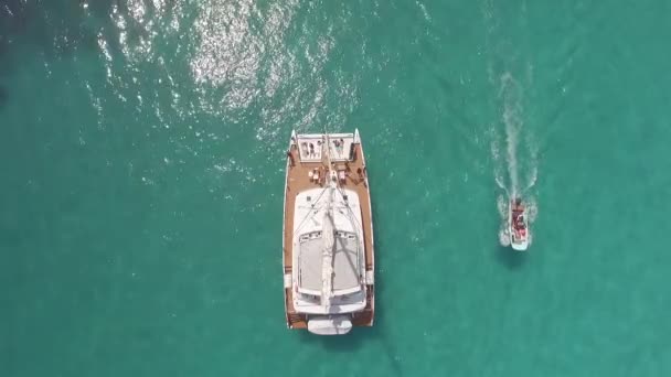 Fransa Nın Güneyinde Mavi Okyanusta Katamaran Teknesinin Havadan Görünümü Lüks — Stok video