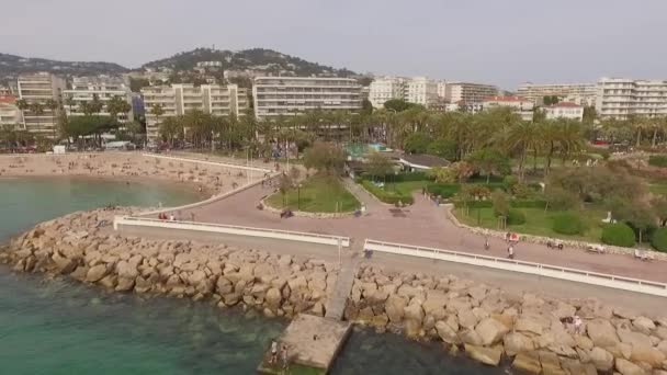 鸟瞰戛纳海滩和海岸 蓝绿松石水 夏季时间 法国南部 — 图库视频影像