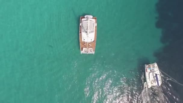Widok Lotu Ptaka Katamaranem Błękitnym Oceanie Południe Francji Luksusowa Łódź — Wideo stockowe