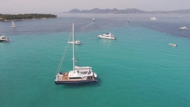 フランス南部 青い海のカタマランボートの航空写真 豪華な旅行先のための豪華なボート — ストック動画