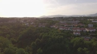 Evler ve villalar ile yeşil vadihavadan görünümü, Güney Fransa