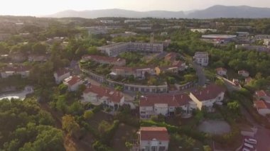 Evler ve villalar ile yeşil vadihavadan görünümü, Güney Fransa
