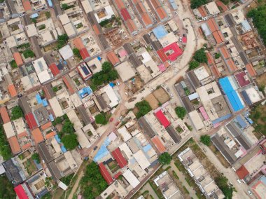 Huaibei sonraki dağ, Çin kırsal yan alanda küçük avlu ve çiftlik tarzı ev ile küçük bir köyün havadan görünümü