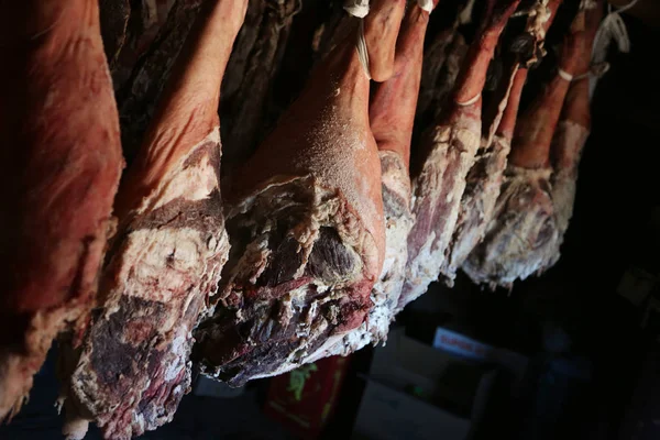 집에서 농장의 천장에 매달려있는 이베리아 돼지에서 치유와 — 스톡 사진