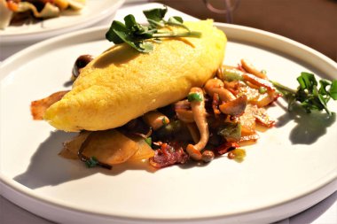 Üst mantar, tabak, restoran üzerinde yumurta omlet