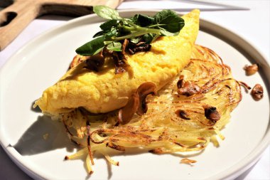 Üst mantar, tabak, restoran üzerinde yumurta omlet
