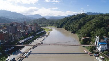 Arka planda dağ ile nehir ve köprü havadan görünümü, Taipei, Tayvan
