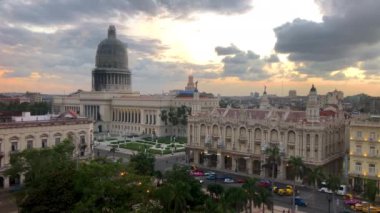 Ulusal Capitol binası (el Capitolio) ve Eski Havana, Küba 'da gün batımı üzerinde merkezi Park üst görünümü 