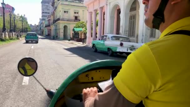 Ταξί Του Κίτρινου Κόκο Είναι Στην Παλιά Αβάνα Στην Κούβα — Αρχείο Βίντεο