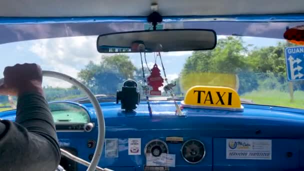 从古巴哈瓦那一辆老式经典美国车内观看 经典的老爷车仍在古巴使用 老计时器已成为一个标志性的景观和世界闻名的景点 — 图库视频影像