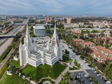 San Diego California Tapınağı havadan görünümü, 47 inşa ve İsa Mesih'in Kilisesi'nin 45 faaliyet tapınağı Latter-day Saints. San Diego, Kaliforniya, Amerika Birleşik Devletleri. bu iki ana kuleleri ile inşa edilmiş, ama bu tapınağa özgü dört küçük
