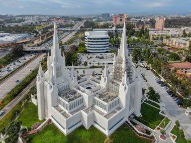 San Diego California Tapınağı havadan görünümü, 47 inşa ve İsa Mesih'in Kilisesi'nin 45 faaliyet tapınağı Latter-day Saints. San Diego, Kaliforniya, Amerika Birleşik Devletleri. bu iki ana kuleleri ile inşa edilmiş, ama bu tapınağa özgü dört küçük