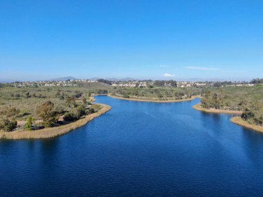 Scripps Miramar Ranch topluluk, San Diego, Kaliforniya'da Miramar rezervuar havadan görünümü. Miramar gölü, tekne, balıkçılık, piknik ve 5 mil uzunluğunda iz de dahil olmak üzere popüler aktiviteler rekreasyon sitesi.